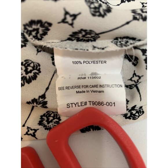 Lush Printed Sleeveless Button-Up Blouse In Black & White Polyester - Picture 5 of 5